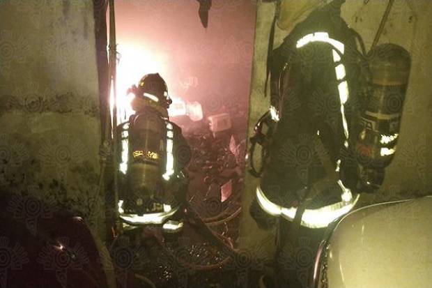 Se incendia autolavado donde resguardaban sustancias químicas en Puebla