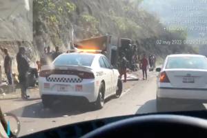 VIDEO: Vuelca tractocamión en la autopista a Veracruz, a la altura de las Cumbres de Maltrata