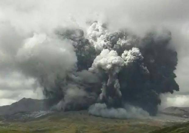 VIDEO: Volcán monte Aso entra en erupción en Japón