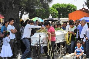 Sepultan a Santiago, menor que murió por bala perdida en San Pedro Cholula