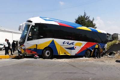 Tren arrolló a camión de pasajeros que intentó ganarle el paso en Lara Grajales