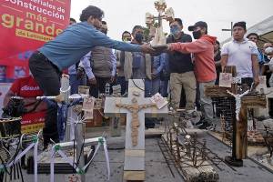 FOTOS: Retoman trabajadores de la construcción festejo de la Santa Cruz en Puebla