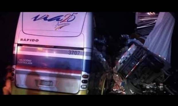 Un muerto y 26 heridos dejó accidente en la autopista Teziutlán-Virreyes