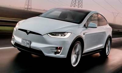 Vehículos Tesla se detienen solos en la luz roja del semáforo