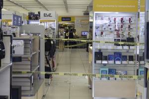 Trío de maleantes asaltó tienda Coppel en el centro de Puebla