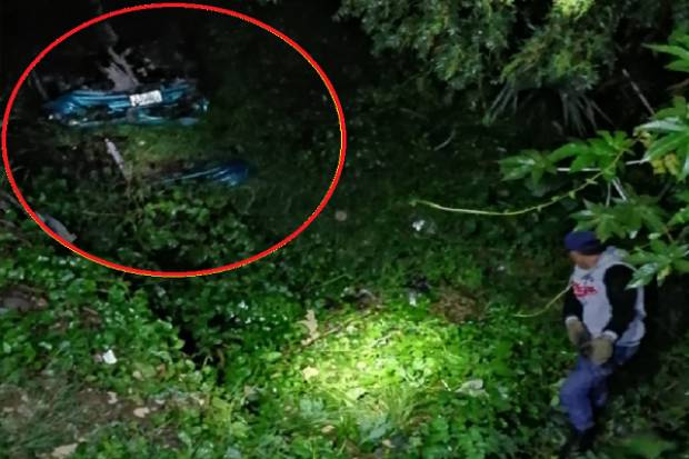 Muere hombre al caer con su vehículo al fondo de una barranca en Puebla