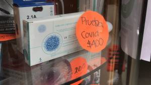 Venden falsas pruebas rápidas de COVID en la calle y comercios de Puebla