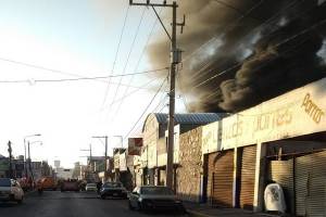 Incendio consume bodega de autopartes en la colonia Santa María