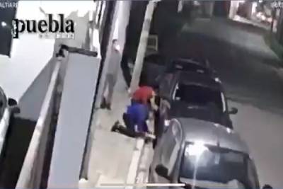 VIDEO: Sujetos roban llantas afuera de un fraccionamiento en Momoxpan