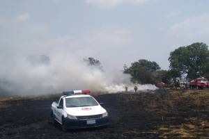 Prenden fuego a llantas e incendio de pastizal alertó a vecinos de Cuautlancingo