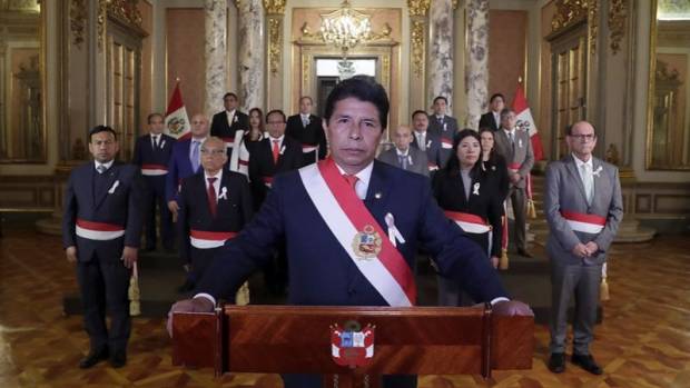 Perú: Presidente disuelve el Congreso; Congreso destituye al Presidente