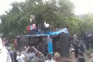11 muertos y 26 heridos al volcar camión con peregrinos en Chiapas