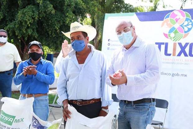 Guillermo Velázquez entrega apoyos al campo en Atlixco y refrenda su compromiso a pesar de recortes federales