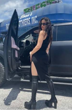 Rosalía cautiva con outfit color negro para redes sociales