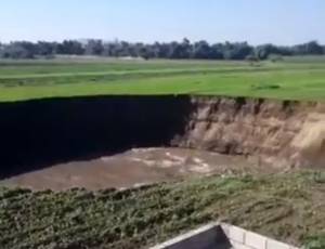VIDEO: Aparece socavón en terrenos de cultivo de Juan C. Bonilla