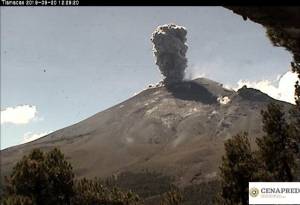 Popocatépetl registra dos explosiones con material incandescente este viernes