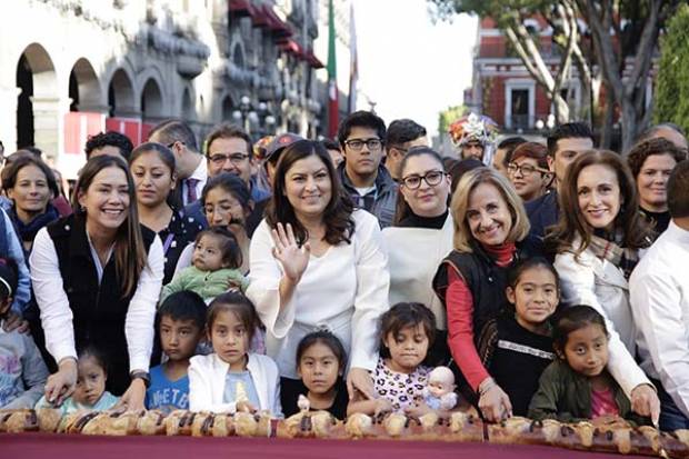 Más de 4 mil personas asistieron a la tradicional partida de Rosas de Reyes en el zócalo de Puebla