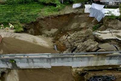 Reconstruyen vialidad y evacúan a dos familias en Tlatlauquitepec por socavón