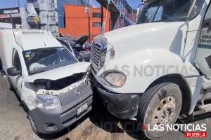Al menos cinco lesionados deja colisión de tractocamión contra vehículos en Puebla