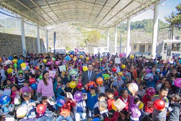 La BUAP entregó juguetes a niños de Santa Cruz Cuautomatitla, La Resurrección y Cuetzalan