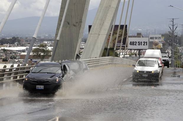 Lluvia en Puebla deja colisiones, volcadura y vehículos varados