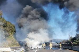 Colisión entre pipa y automóvil provoca incendio en la autopista Perote-Xalapa