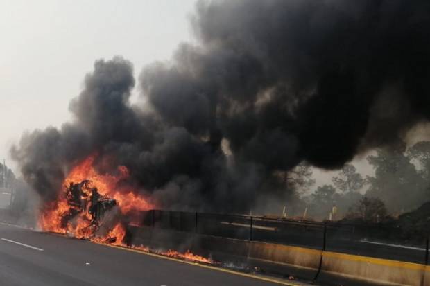 VIDEO: Tráiler vuelca y se incendia en la autopista México-Puebla