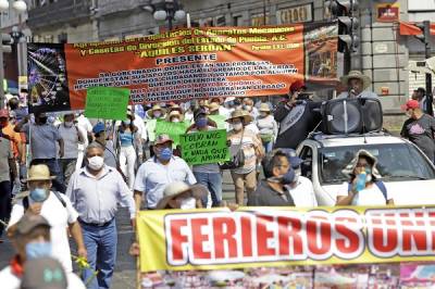 En contingencia, ferieros de Puebla marchan tras afectaciones por COVID-19