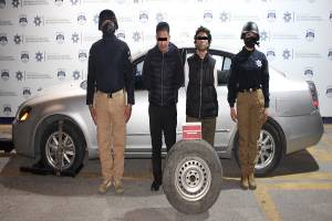 Pareja de ladrones de autopartes es detenida en Puebla