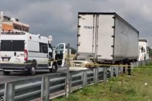 Mueren dos personas al colisionar su vehículo contra un tráiler en la México-Puebla