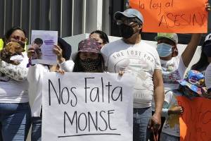 Familia y amigos exigen en la FGE Puebla esclarecer el asesinato de Monserrat