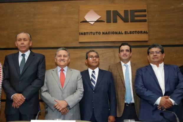 Jiménez Merino se registra como candidato del PRI en oficinas de CDMX del INE