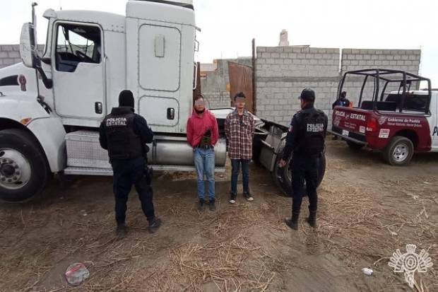 Pareja roba camión de carga y es capturada en Ciudad Serdán