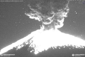 Popocatépetl registró explosión y lanzamiento de material incandescente