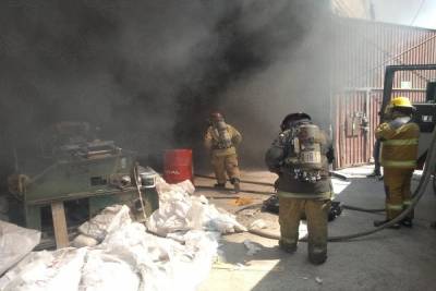 Incendio consume borra de empresa textil en Tlaxcalancingo