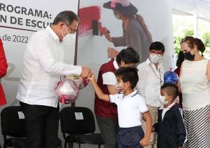 Titular de la SEP entregó apoyos a planteles de Izúcar de Matamoros