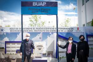 Rectora de la BUAP coloca primera piedra de nuevo edificio de posgrado de microbiología