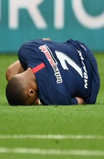 Mbappé sufrió artera entrada y salió lesionado en la final de la copa francesa