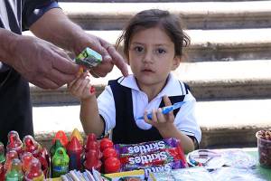 Morena busca prohibir venta de comida chatarra a niños en Puebla