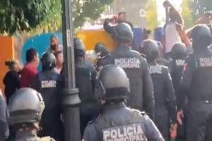 Ambulantes y policías municipales se enfrentan en el zócalo de Puebla