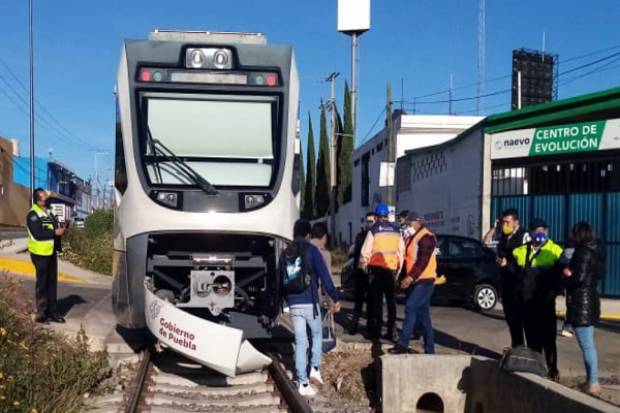 Vehículo particular colisionó contra tren turístico en San Pedro Cholula