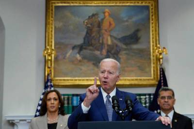 Biden firma limitado decreto para atenuar criminalización del aborto