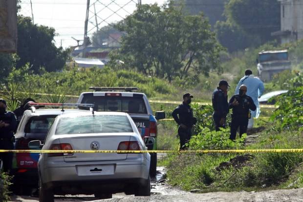 Hallan cadáveres de dos personas baleadas al sur de la capital poblana