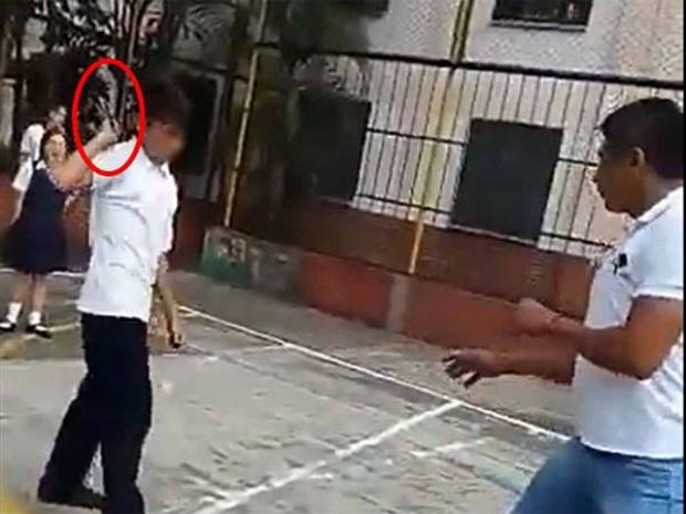 Niño amenaza con cuchillo cebollero a su maestro