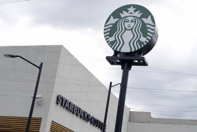 Dan cristalazo y roban Starbucks de la colonia Huexotitla