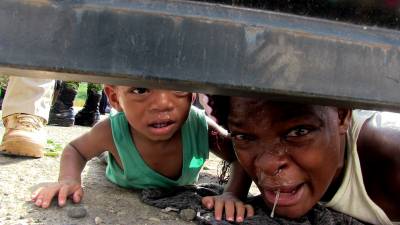 Migrante haitiana suplica por ayuda desde el piso en albergue de Chiapas