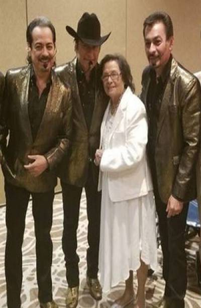 Muere madre de Los Tigres del Norte y se enteran en pleno escenario en Querétaro