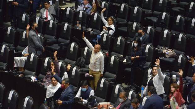 Diputados avalan a bancos “embargar” salarios; AMLO en contra