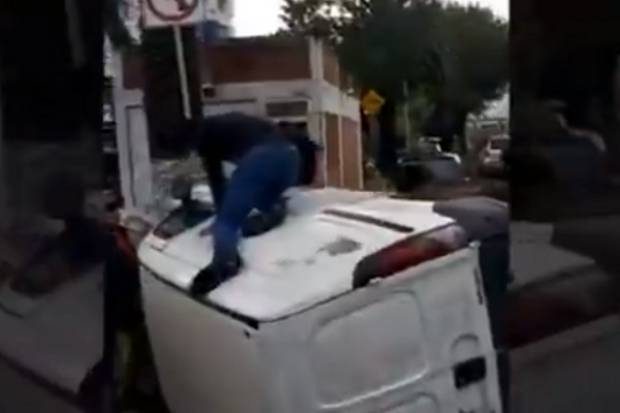 VIDEO: Camioneta vuelca y el conductor queda prensado en la colonia La Paz