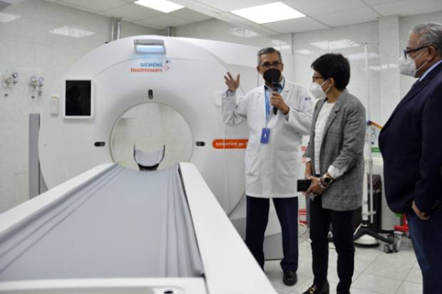 Entrega rectora de la BUAP nuevo tomógrafo al Hospital Universitario